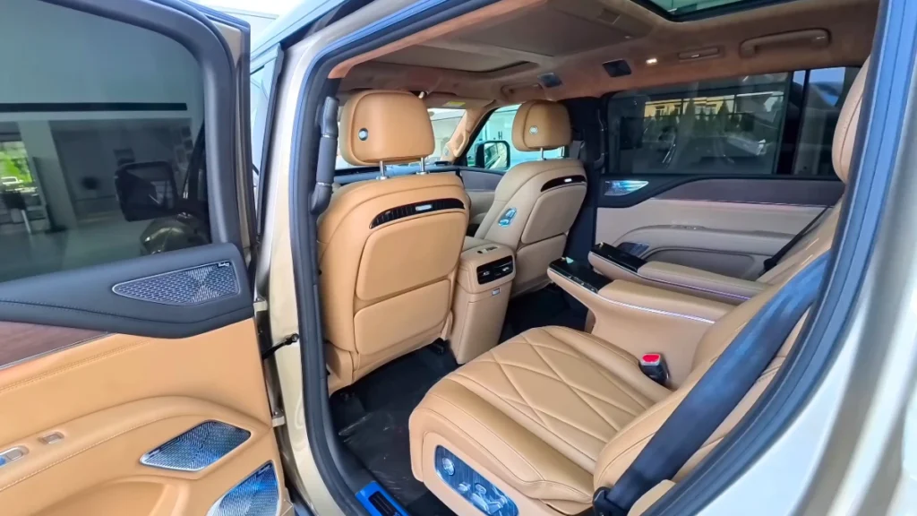 BYD Yangwang U8 Interior (3)