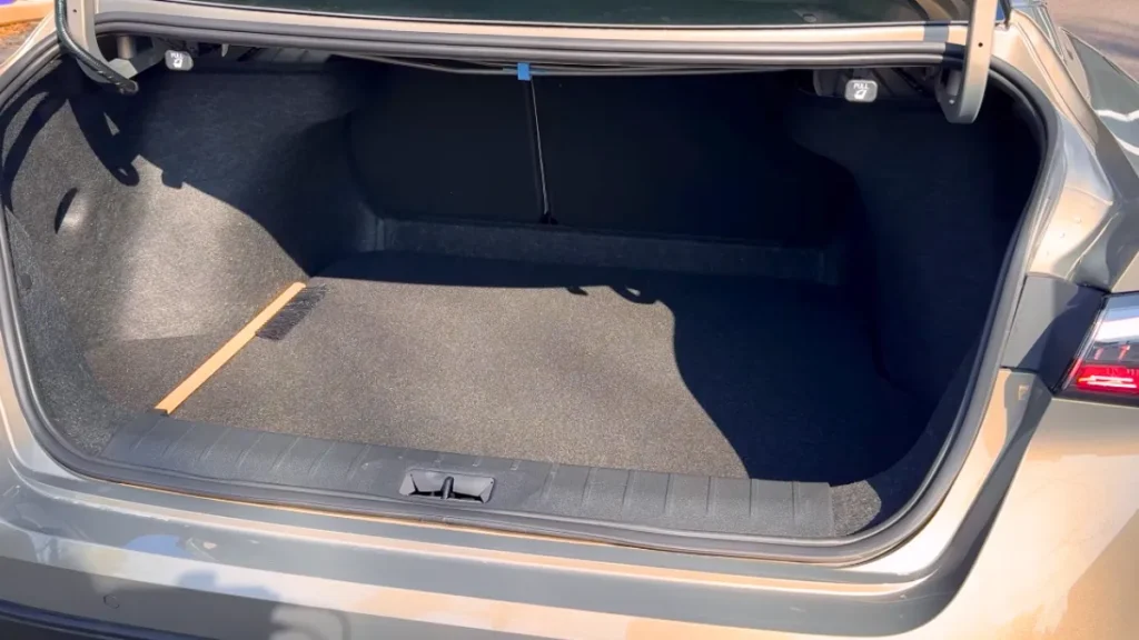 405-liter trunk